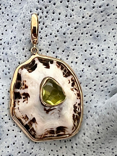 14-karat Lorelei Limpet Charm with Peridot