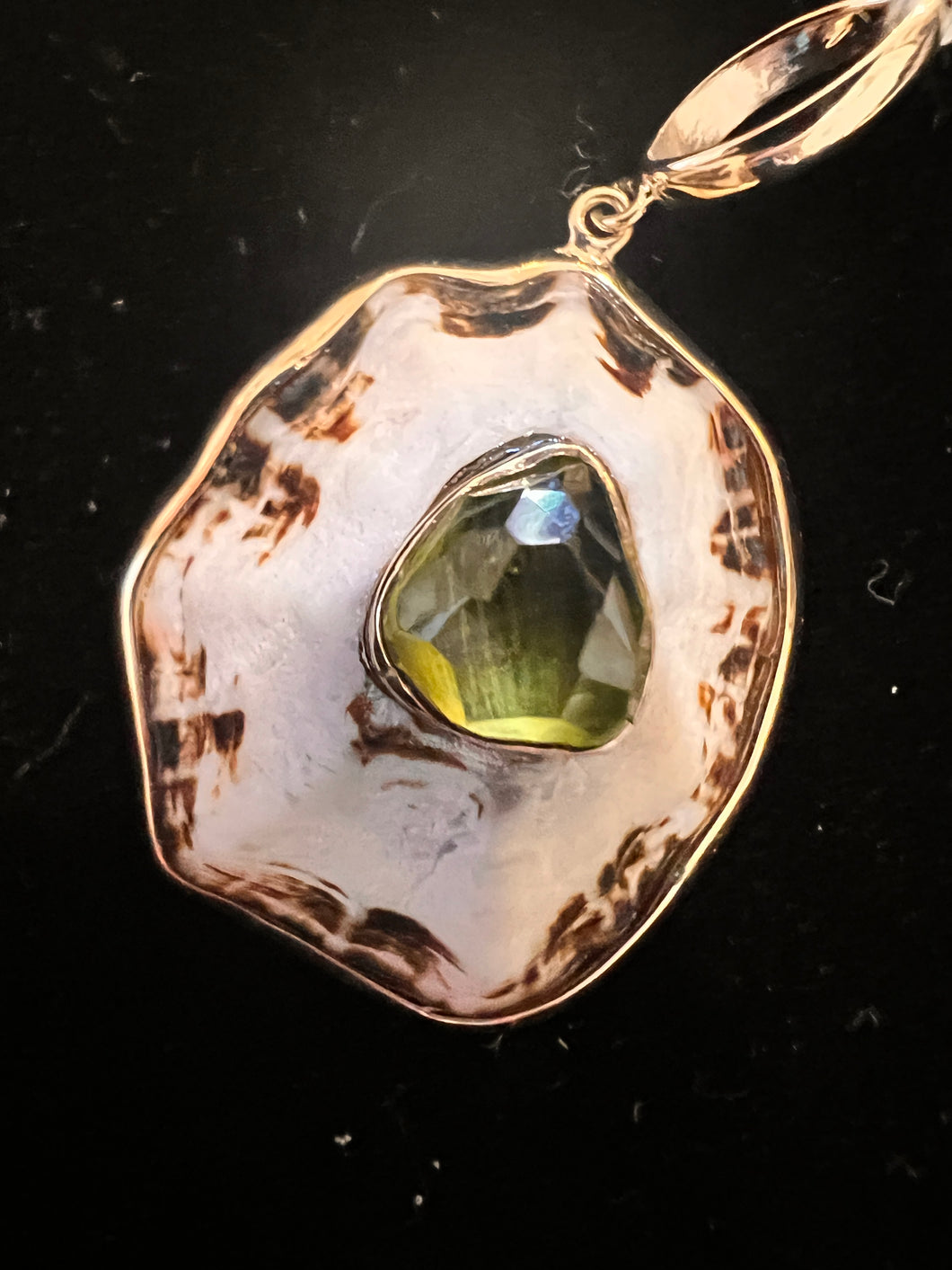 14-karat Lorelei Limpet Charm with Peridot