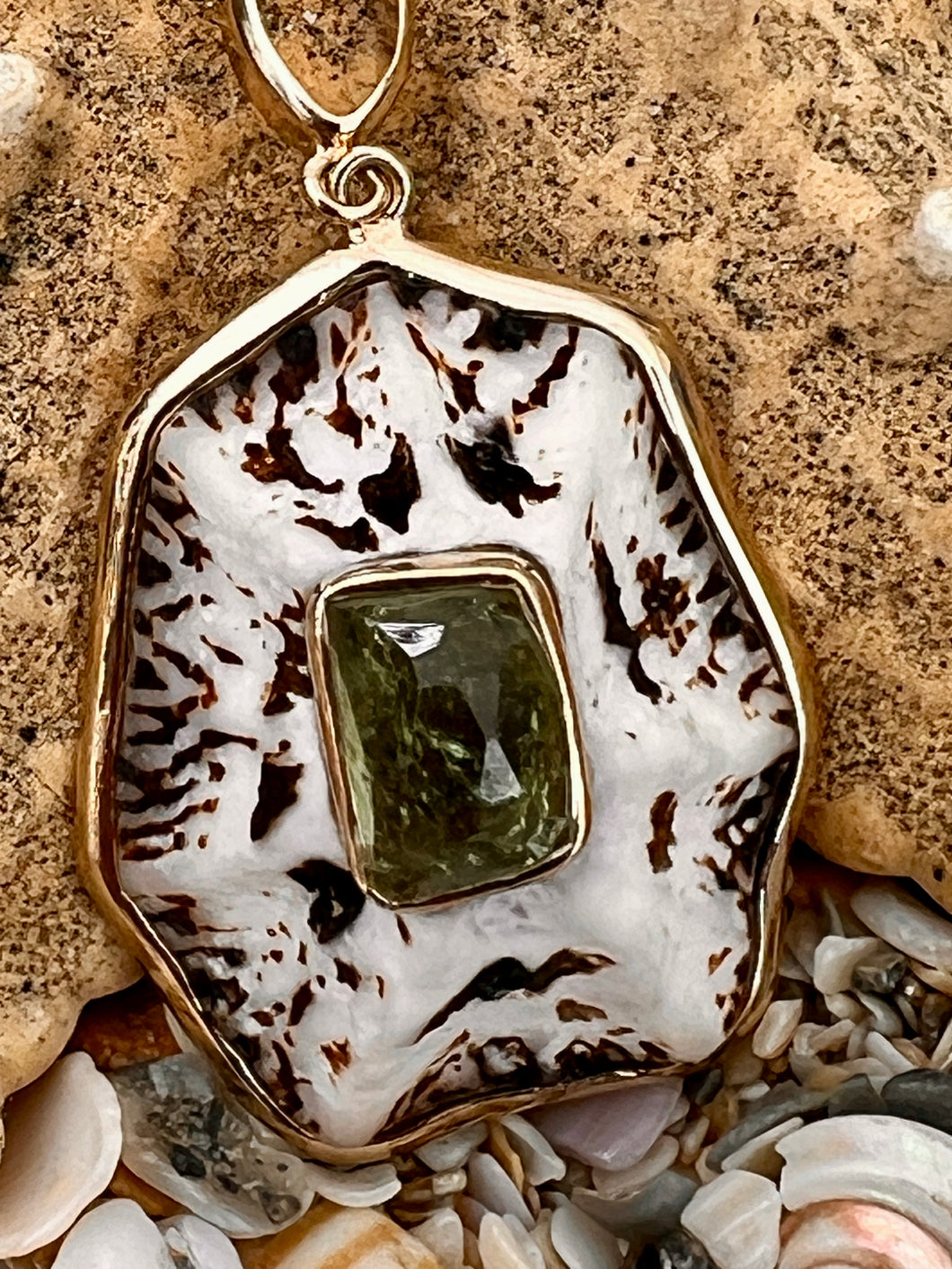 14-Karat Lorelei Limpet Charm with Peridot